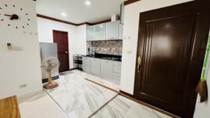 ให้เช่า คอนโด Elite Residence ซอยศรีนครินทร์ 5 รีโนเวทใหม่ พร้อมอยู่ 52.4 ตร.ม ชั้น 7 ใกล้รถไฟฟ้าสถานีศรีกรีฑา ภาพที่ 3
